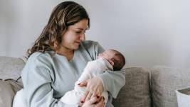 Imagen referencial: Madre con su recién nacido.