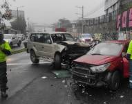 Dos vehículos siniestrados en la avenida Velasco Ibarra de Quito.