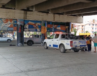 La moto en la que se transportaban los delincuente fue aprehendida.