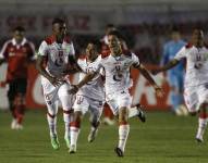 Jugadores de la Liga de Loja celebrando en un partido de primera división.