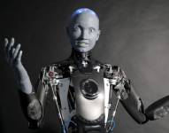 El robot se comunica mediante un mecanismo de ChatGPT, chatbot potenciado por Inteligencia Artificial.