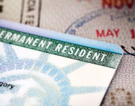 Foto referencial a tarjeta de residencia o Green Card