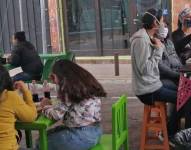 Personas comen en un restaurante improvisado en La Mariscal, el 3 de octubre de 2020. - Foto: Municipio de Quito/Referencial