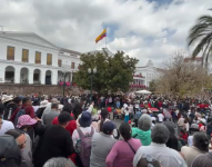 Personas congregadas en la Plaza de la Independencia, Centro de Quito.