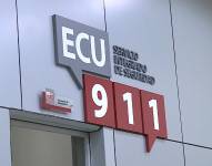 Imagen del logo del ECU 911 en la sede de la institución.