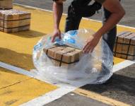 Se trata de 1.330.640 dosis de sustancia ilícita que estaba oculta en los conductos de ventilación y piso de los contenedores. Foto: Archivo/Referencial