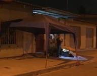 Imagen de un policía en el exterior de un arma de fuego en Guayaquil.