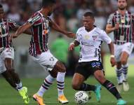 Jefferson Valverde rodeado de jugadores de Fluminense en la final de la Recopa