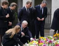 Los miembros de la familia real se detuvieron en su camino de regreso de un servicio de oración para ver los tributos que se le dejaron a la reina en las afueras de Balmoral el sábado.