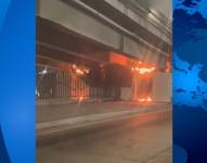 La emergencia fue reportada alrededor de las 20:30 y generó alarma entre conductores y transeúntes.