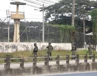 Policías y militares reaccionaron ante la emergencia, ingresando al sitio, con la finalidad de garantizar el control y orden.