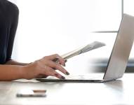 Mujer llenando un formulario.