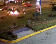 El momento en el que el auto explota y una persona sale corriendo con el pie en llamas.
