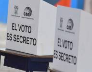 Imagen de dos urnas de las elecciones presidenciales de Ecuador de 2023. - Foto: API / Archivo
