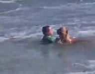 Captura del video, rescate del perro en el mar