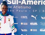 Nicole Caicedo con una de sus medallas ganadas.