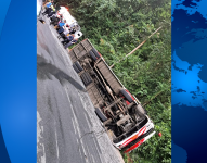 De acuerdo con los informes preliminares de la Comisión de Tránsito del Ecuador (CTE), el vehículo perdió pista y sufrió un volcamiento parcial luego de deslizarse sobre la calzada mojada.