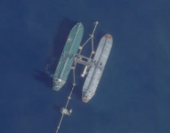 Fotografía satelital del petrolero Skipper presuntamente transfiriendo crudo sancionado a otro buque en el océano.
