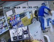 Quito: video capta a delincuentes robando en un auto de lujo