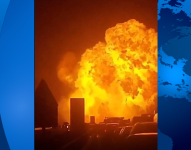 Momento de la explosión de un camión de combustible.