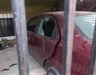 Foto de un carro baleado en el interior de una vivienda en Flor de Bastión, noroeste de Guayaquil. Los criminales forzaron las seguridades de la casa y mataron sus habitantes.