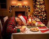 Hombre dormido luego de cenar