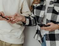 Imagen para graficar cómo los jóvenes usan celulares.