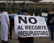 El 5 de mayo del 2020, un grupo de estudiantes protestó afuera de la Universidad Central, por los recortes presupuestarios. - Foto: API/Archivo