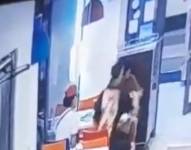 Uno de los comensales salió corriendo y recibió dos disparos en la espalda, otro intentó golpear al agresor con una silla y el tercero fue el que quedó más expuesto.