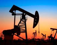 La imagen muestra siluetas de caballos de bombeo que son equipos utilizados para extraer petróleo crudo de pozos petrolíferos.