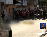 Los cuerpos de los hombres quedaron tendidos en la calzada y en la acera.