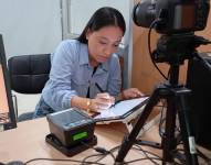 Ciudadana firmando electrónicamente para obtener pasaporte