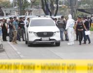 Imagen del 17 de enero de 2024. Policías y personal de Criminalística inspeccionan el vehículo en el que se movilizaba el fiscal César Suárez, quien fue acribillado en Los Ceibos, en el norte de Guayaquil.
