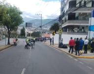 Agentes de tránsito acuden al lugar para atender la emergencia.