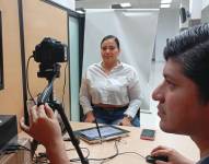 Una usuaria es atendida en el Registro Civil para sacar la cédula de identidad.