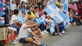 Ciudadanos se reunieron para disfrutar del desfile cívico militar.
