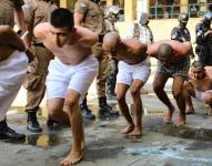 Miembros de la organización criminal Mara Salvatrucha durante una requiza.
