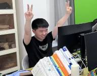 Shui Zhou paga USD 4,20 al día para ir a una oficina simulada.