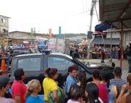 Moradores del sector La Ladrillera, en el noroeste de Guayaquil, rodean la escena del crimen, donde cuatro personas murieron.