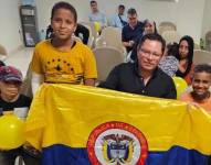 Jorge Saray, junto a niños en un hospital de Egipto cerca de la frontera con Gaza, donde se atienden múltiples pacientes palestinos refugiados.