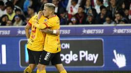 Christian Ortiz, abrazando a Mario Pineida.