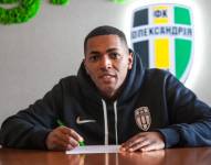 Madison Julio firmando su nuevo contrato.