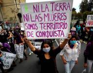 Marcha de mujeres en Quito el 7 de marzo de 2021. EFE