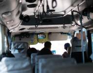 Parte interior de un bus de transporte público.