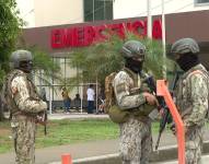 Imagen de militares en el exterior del Hospital General Monte Sinaí, en el noroeste de Guayaquil, este 28 de marzo.