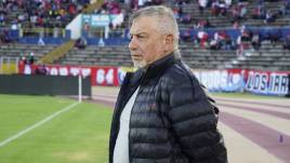 Ever Hugo Almeida, entrenador de El Nacional, en un partido por Liga Pro