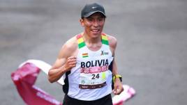 Héctor Garibay cruzando la meta en el maratón de la Ciudad de México.