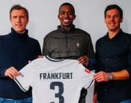 William Pacho (c) fue presentado como nuevo jugador del Eintracht Frankfurt de la Bundesliga alemana.