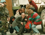 Los civiles arriesgaban sus vidas al cruzar la avenida principal de Sarajevo durante la guerra de Bosnia.