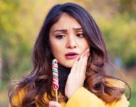 Lo que el azúcar le hace a tus dientes y las claves para evitar el daño.